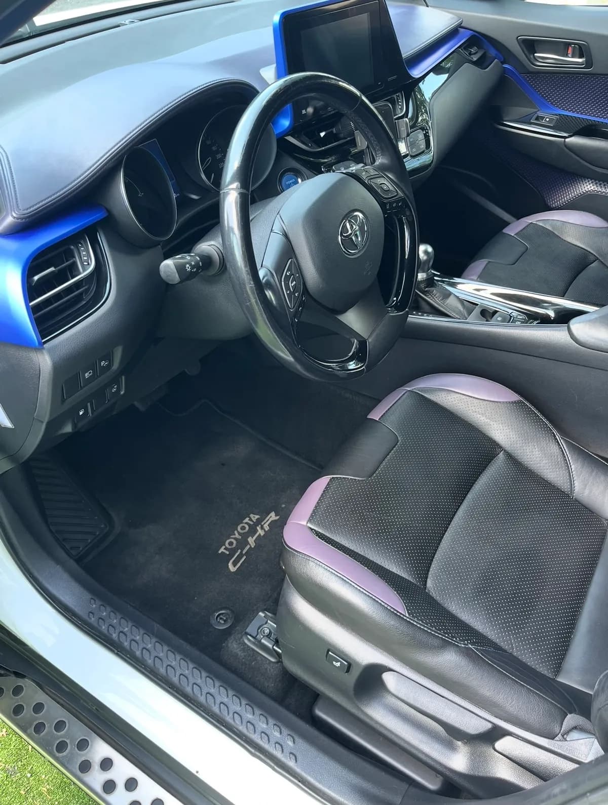 Ugyanaz a Toyota C-HR utastér a Car Prime belső tisztítása után, tiszta bőrüléssel és padlóval